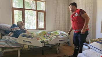 Kaş Belediyesinden 2 kişiye hasta yatağı yardımı